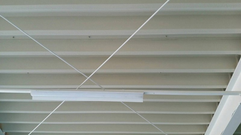 折板屋根裏結露防止塗装工事